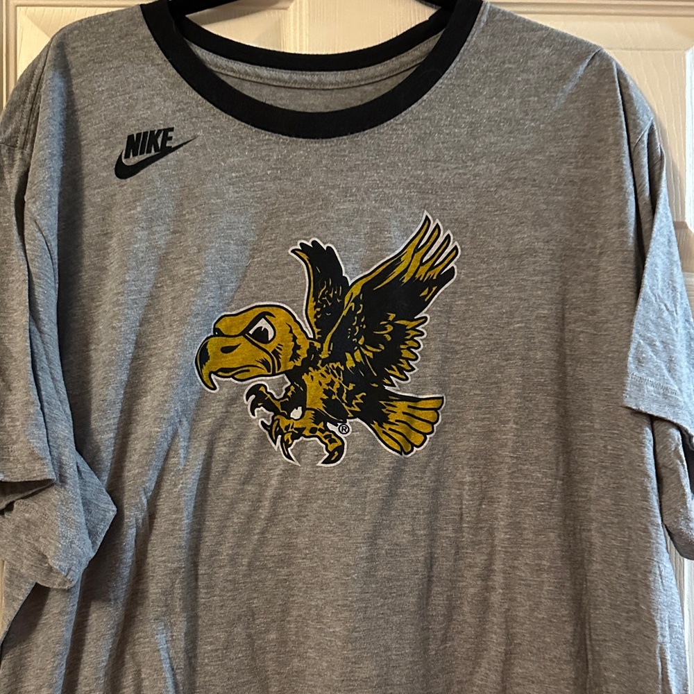 Nike Gray and Gold Graphic Men's T-Shirt